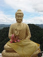 Buddha auf Berggipfel