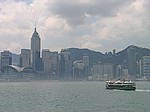 Star Ferry vor der Skyline von Hong Kong Island